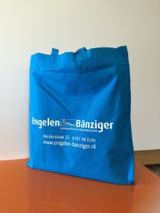 Blaue Baumwolltasche mit weißem Druck